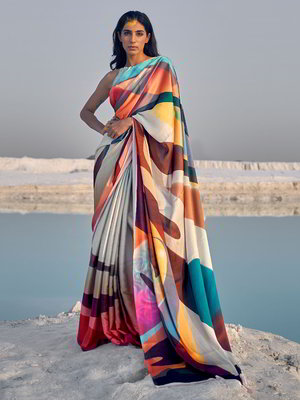 Разноцветное и кремовое атласное индийское сари, украшенное печатным рисунком