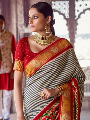 Жемчужное шёлковое индийское сари, украшенное вышивкой люрексом со стразами, перламутровыми бусинками