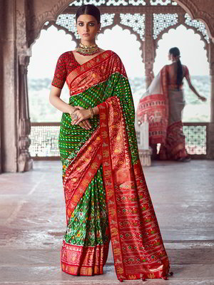 Зелёное шёлковое индийское сари, украшенное вышивкой люрексом со стразами