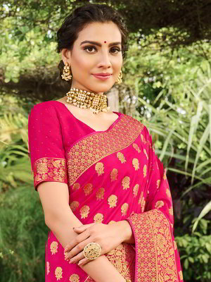 Пурпурное шёлковое индийское сари, украшенное вышивкой люрексом