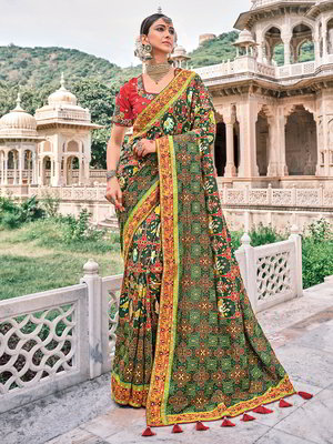 Зелёное нарядное индийское сари из шёлка, украшенное вышивкой с люрексом