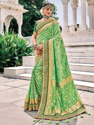 Зелёное шёлковое индийское сари, украшенное вышивкой люрексом с бисером