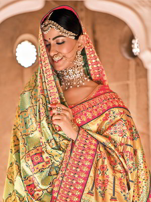 Фисташковое шёлковое индийское сари, украшенное вышивкой люрексом с бисером