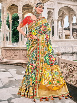 Разноцветное индийское сари из шёлка, украшенное вышивкой с бисером