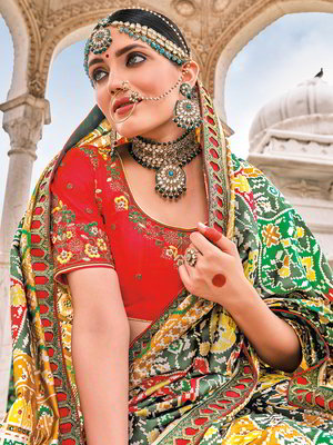 Разноцветное индийское сари из шёлка, украшенное вышивкой с бисером