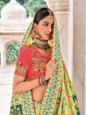 Зелёное индийское сари из шёлка, украшенное вышивкой с бисером