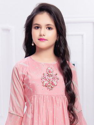 Розовый шёлковый индийское национальное платье / костюм для девочки с рукавами три-четверти, украшенный вышивкой люрексом с пайетками
