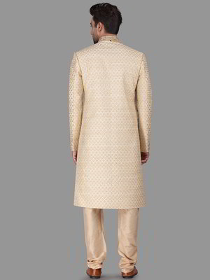 Золотой шёлковый индийский свадебный мужской костюм с бисером