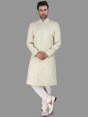 Кремовый шёлковый индийский свадебный мужской костюм с пайетками