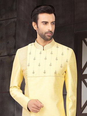 Жёлтый шёлковый индийский мужской костюм, украшенный вышивкой люрексом