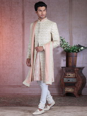 Кремовый шёлковый индийский свадебный мужской костюм со стразами
