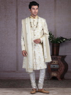 Кремовый индийский свадебный мужской костюм из шёлка и фатина