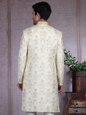 Кремовый индийский свадебный мужской костюм из шёлка и фатина