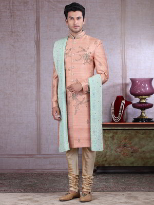 Персиковый шёлковый индийский свадебный мужской костюм, украшенный вышивкой люрексом