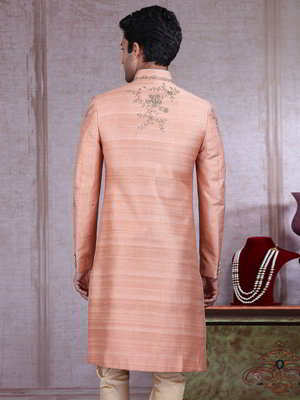 Персиковый шёлковый индийский свадебный мужской костюм, украшенный вышивкой люрексом
