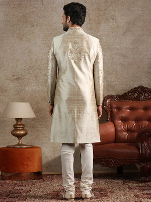 Бежевый индийский свадебный мужской костюм из шёлка-сырца, украшенный скрученной шёлковой нитью