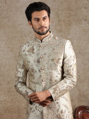 Бежевый индийский свадебный мужской костюм из шёлка-сырца, украшенный скрученной шёлковой нитью