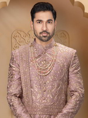 Розовый шёлковый индийский свадебный мужской костюм, украшенный вышивкой люрексом