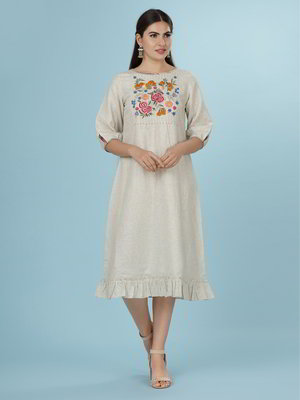 Льняное красивое платье / туника, с рукавами ниже локтя, украшенное вышивкой