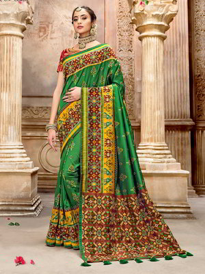 Зелёное индийское сари из шёлка, украшенное вышивкой