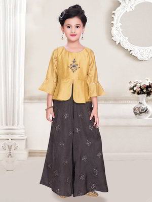 Коричневый и золотой хлопко-шёлковый индийское национальное платье / костюм для девочки