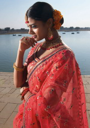 Персиковый национальный индийский женский свадебный костюм лехенга (ленга) чоли, украшенный вышивкой с люрексом и стразами