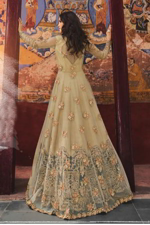 Бежевое длинное платье в пол, с длинными рукавами, украшенное вышивкой с люрексом, пайетками и стразами