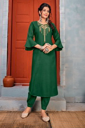 Зелёное платье / костюм, украшенное вышивкой