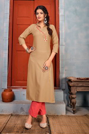 Бежевое платье / костюм, украшенное вышивкой