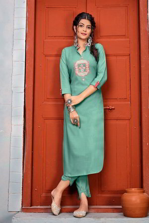 Сине-зелёное платье / костюм, украшенное вышивкой