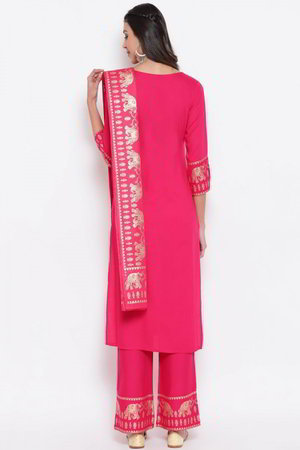 Розовое и цвета фуксии платье / костюм, украшенное вышивкой