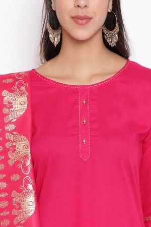 Розовое и цвета фуксии платье / костюм, украшенное вышивкой
