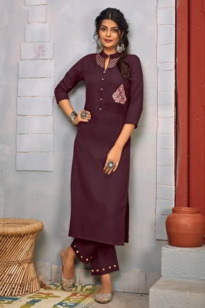 Свекольное индийское платье / костюм с рукавами ниже локтя, украшенное вышивкой