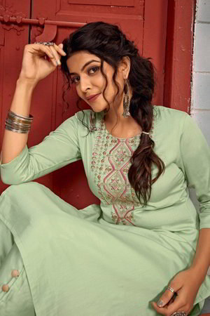 Индийское платье / костюм с рукавами ниже локтя, украшенное вышивкой