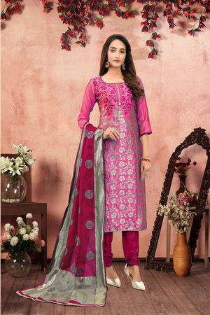 Розовое платье / костюм из жаккардовой ткани, украшенное вышивкой