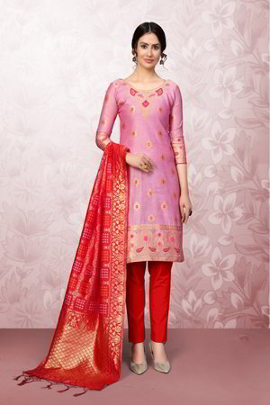 Светло-розовое платье / костюм из жаккардовой ткани, украшенное вышивкой