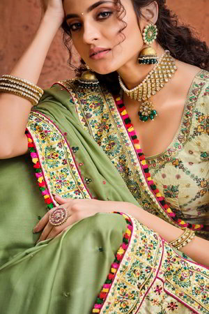 Атласное и шёлковое индийское сари, украшенное вышивкой