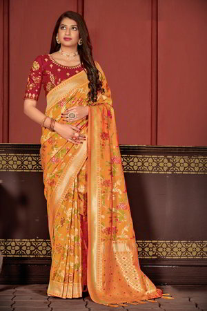Горчичное индийское сари из шёлка, украшенное вышивкой