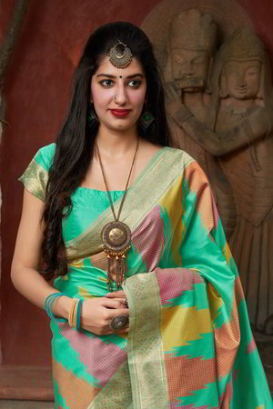 Шёлковое и жаккардовое индийское сари, украшенное вышивкой
