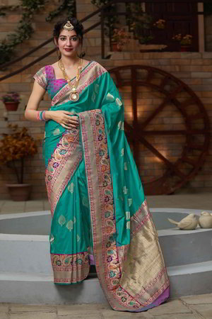 Индийское сари из шёлка и жаккардовой ткани, украшенное вышивкой