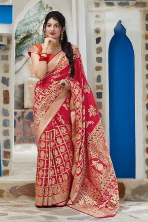Красное шёлковое и жаккардовое индийское сари, украшенное вышивкой
