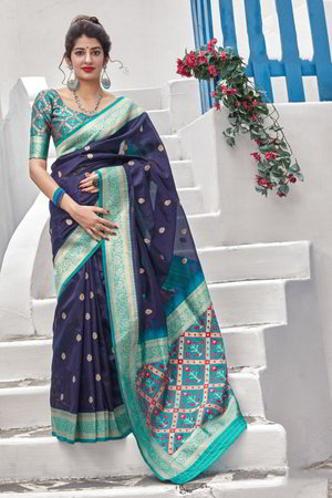 Тёмно-синее шёлковое и жаккардовое индийское сари, украшенное вышивкой
