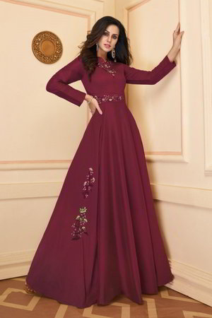 Фиолетовое длинное платье в пол, с длинными рукавами, украшенное вышивкой