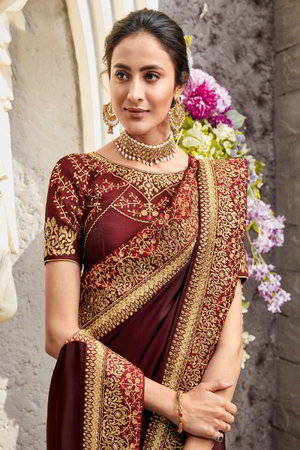Бордовое индийское сари из креп-жоржета и атласа, украшенное вышивкой