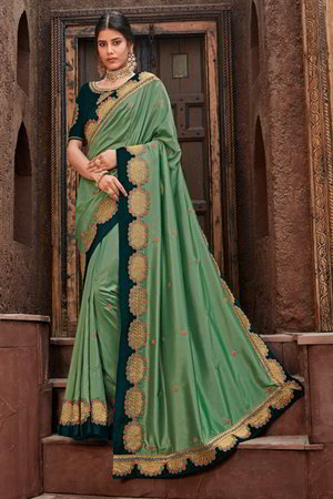 Светло-зелёное индийское сари из креп-жоржета и атласа, украшенное вышивкой
