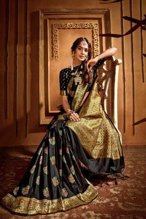 Чёрное шёлковое индийское сари, украшенное вышивкой