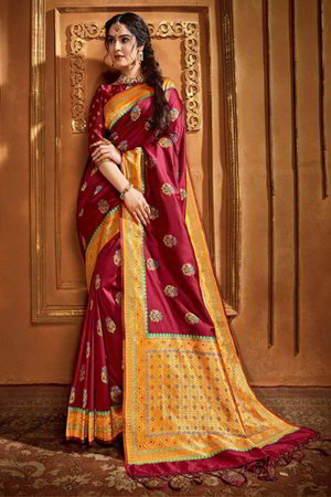 Бордовое шёлковое индийское сари, украшенное вышивкой