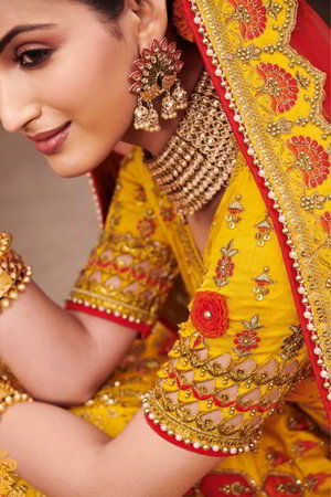Жёлтый шёлковый индийский женский свадебный костюм лехенга (ленга) чоли, украшенный вышивкой