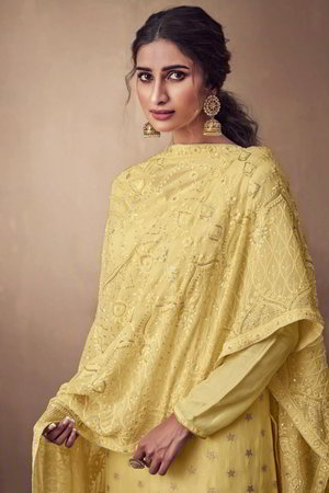 Жёлтое платье / костюм из жаккардовой ткани, креп-жоржета и атласа, украшенное вышивкой