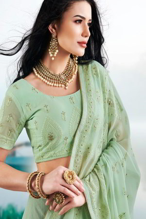Светло-зелёное индийское сари из креп-жоржета, украшенное вышивкой